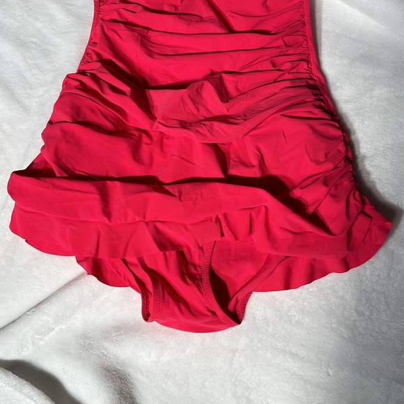 😍 PROFILE ~ Pretty one piece size 6 pink mauve’ish color Rushing on tummy area - Picture 2 of 8